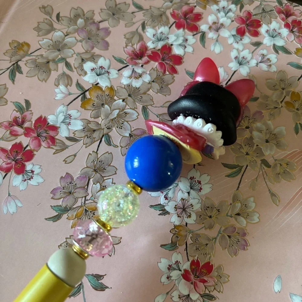 Disney Doorables: Snow White: Snow White party handmade beaded pen